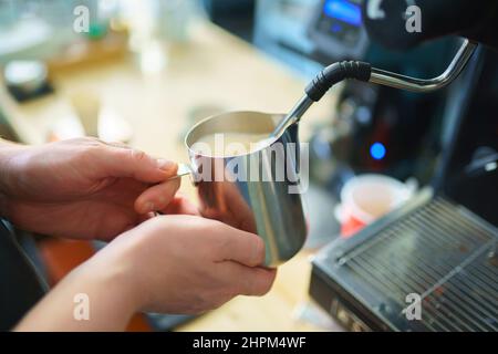 le barista prépare de la mousse de lait pour le cappuccino, gros plan Banque D'Images