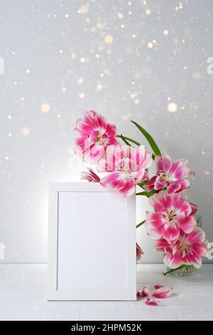 Printemps de composition des fleurs. Cadre photo vierge pour le texte et la fleur de tulipe sur fond clair. Saint-Valentin, Pâques, bonne fête des femmes, Fête des mères, Banque D'Images