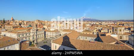 Vue panoramique du centre-ville de Catane depuis la terrasse de l'église Saint Agatha, avec des bâtiments historiques, des églises et une université, et le volcan Etna er Banque D'Images