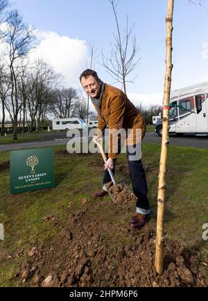 ÉDITORIAL USAGE EXCLUSIF Matt Allwright, présentateur de télévision, plante des arbres au camping-car Chapel Lane Caravan et Motorhome Club près de Birmingham, pour soutenir l'initiative de plantation d'arbres « The Queen's Green Canopy » créée pour marquer le Jubilé de platine de sa Majesté cette année. Date de la photo: Mardi 22 février 2022. Banque D'Images