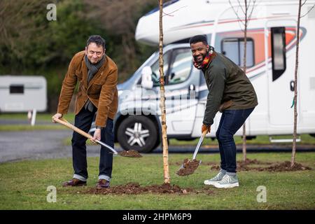 USAGE ÉDITORIAL SEULEMENT (de gauche à droite) le présentateur de télévision Matt Allwright et la pop star JB Gill plantent des arbres au camping-car et Motorhome Club de Chapel Lane près de Birmingham, à l'appui de l'initiative de plantation d'arbres « The Queen's Green Canopy » créée pour marquer le Jubilé de platine de sa Majesté cette année. Date de la photo: Mardi 22 février 2022. Banque D'Images