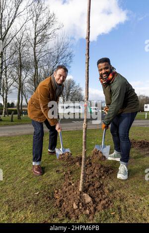 USAGE ÉDITORIAL SEULEMENT (de gauche à droite) le présentateur de télévision Matt Allwright et la pop star JB Gill plantent des arbres au camping-car et Motorhome Club de Chapel Lane près de Birmingham, à l'appui de l'initiative de plantation d'arbres « The Queen's Green Canopy » créée pour marquer le Jubilé de platine de sa Majesté cette année. Date de la photo: Mardi 22 février 2022. Banque D'Images