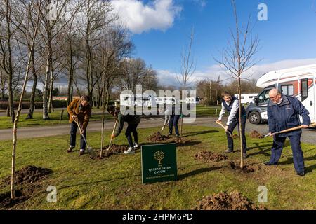 USAGE ÉDITORIAL SEULEMENT (de gauche à droite) présentateur de télévision Matt Allwright, pop star JB Gill, directeur du marketing et des services aux membres Harvey Alexander, Le directeur général Nick Lomas et le président du club Grenville Chamberlain OBE plantent des arbres au camping-car Chapel Lane Caravan and Motorhome Club près de Birmingham à l'appui de l'initiative de plantation d'arbres « la Reine Green Canopy » créée pour marquer le Jubilé de platine de sa Majesté cette année. Date de la photo: Mardi 22 février 2022. Banque D'Images