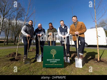 USAGE ÉDITORIAL SEULEMENT (de gauche à droite) Directeur du marketing et des services aux membres Harvey Alexander, président du club Grenville Chamberlain OBE, pop star JB Gill, Le directeur général Nick Lomas et le présentateur de télévision Matt Allwright plantent des arbres au camping-car Chapel Lane Caravan and Motorhome Club près de Birmingham à l'appui de l'initiative de plantation d'arbres « The Queen's Green Canopy » créée pour marquer le Jubilé de platine de sa Majesté cette année. Date de la photo: Mardi 22 février 2022. Banque D'Images