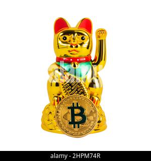 Photo isolée du talisman de chat Maneki neko japonais de couleur dorée avec bitcoin crypto sur fond blanc. Banque D'Images