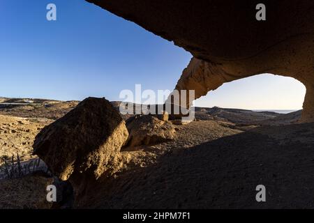 L'arche de Tajao, une formation rocheuse pyroclastique causée par l'effondrement des roches environnantes au fil des siècles, à Granadilla de Abona, Tenerife, Cana Banque D'Images