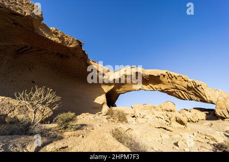 L'arche de Tajao, une formation rocheuse pyroclastique causée par l'effondrement des roches environnantes au fil des siècles, à Granadilla de Abona, Tenerife, Cana Banque D'Images