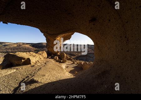 L'arche de Tajao, une formation rocheuse pyroclastique causée par l'effondrement des roches environnantes au fil des siècles, à Granadilla de Abona, Tenerife, Cana Banque D'Images