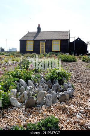 Prospect Cottage sur la côte à Dungeness, Kent, Royaume-Uni. À l'origine une cabane de pêcheur victorienne, la maison fut achetée par le directeur et l'artiste Derek Jarman en 1987, et fut sa maison jusqu'à sa mort en 1994. Banque D'Images