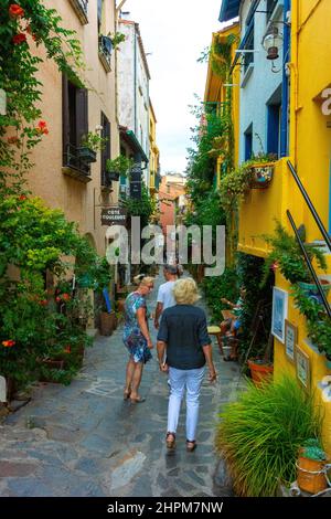 Collioure, France, (région de Perpignan), personnes en groupe, touristes à pied, visite du village historique local, scènes de rue Banque D'Images