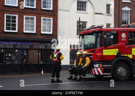 Bewdley, Worcestershire, Royaume-Uni. 22nd février 2022. Météo au Royaume-Uni. Des pompiers attendent dans le centre-ville après qu'un incident majeur a été déclaré le long de la rivière Severn à Bewdley, Worcestershire et Ironbridge, Shropshire. Credit Darren Staples/Alay Live News. Banque D'Images