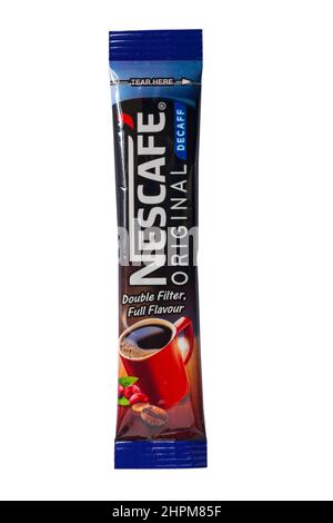 Sachet de café Nescafé décaféiné original isolé sur fond blanc - double filtre café décaféiné plein arôme Banque D'Images