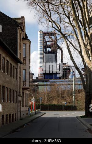 Zone résidentielle de Duisburg-Bruckhausen, derrière elle un décor industriel avec un haut fourneau de ThyssenKrupp Steel Europe AG Banque D'Images