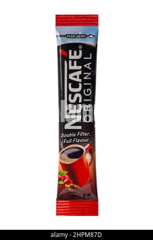 Sachet de café Nescafé original isolé sur fond blanc - double filtre plein arôme Banque D'Images