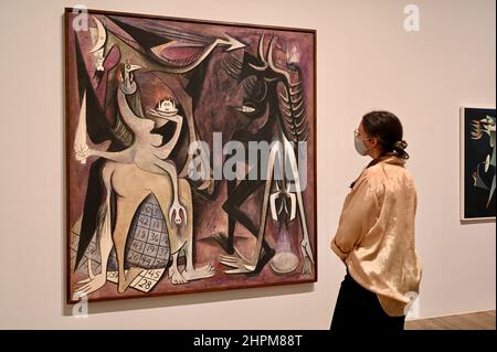 Londres, Royaume-Uni. 24 février 2022 – 29 août 2022. Gallery Worker avec Wifredo Lam. Belial, empereur des mouches, Belial, empereur des mouches, 1948. Le surréalisme a toujours été international. Cette exposition révolutionnaire qui s'ouvre cette semaine à Tate Modern révèle la vaste portée de ce mouvement radical, allant au-delà des limites d'une seule fois ou d'un seul lieu. Sur la base de recherches approfondies menées par Tate et le Metropolitan Museum of Art de New York, il s'étend sur 60 ans et 50 pays pour montrer comment Surréalisme a inspiré et uni des artistes dans le monde entier. Banque D'Images