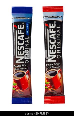 Sachets de café Nescafé original et original décaféiné isolés sur fond blanc - double filtre plein arôme Banque D'Images