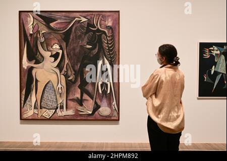 Londres, Royaume-Uni. 24 février 2022 – 29 août 2022. Gallery Worker avec Wifredo Lam. Belial, empereur des mouches, Belial, empereur des mouches, 1948. Le surréalisme a toujours été international. Cette exposition révolutionnaire qui s'ouvre cette semaine à Tate Modern révèle la vaste portée de ce mouvement radical, allant au-delà des limites d'une seule fois ou d'un seul lieu. Sur la base de recherches approfondies menées par Tate et le Metropolitan Museum of Art de New York, il s'étend sur 60 ans et 50 pays pour montrer comment Surréalisme a inspiré et uni des artistes dans le monde entier. Banque D'Images