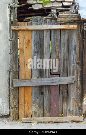 Ancienne porte de protection en bois recyclé réutilisé Banque D'Images