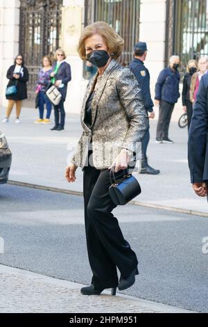 Madrid, Espagne. 22nd févr. 2022. La reine Sofia arrive aux prix du patronage ibéro-américain de la Fondation Callia à la Real Academia de Bellas Artes de San Fernando à Madrid. (Photo par Atilano Garcia/SOPA Images/Sipa USA) crédit: SIPA USA/Alay Live News Banque D'Images