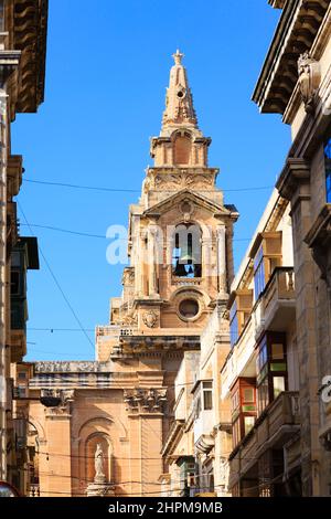 Clocher de l'église catholique St Publius, Floriana, Valletta, Malte. Banque D'Images