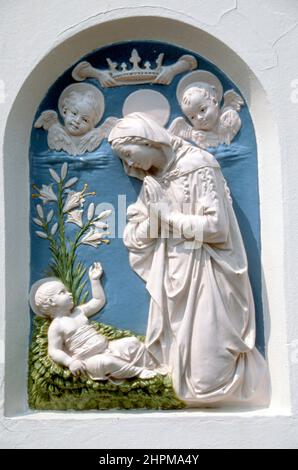 Madonna en céramique de style della Robbia et enfant avec des chérubins au-dessus de la plaque murale. Bologne Italie Banque D'Images