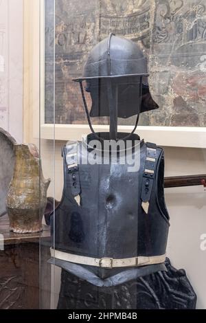 Curtis Museum, le musée d'histoire locale de la ville d'Alton, Hampshire, Angleterre, Royaume-Uni. Exposition bataille d'Alton avec un casque et un pectoral de l'époque de la Guerre civile Banque D'Images