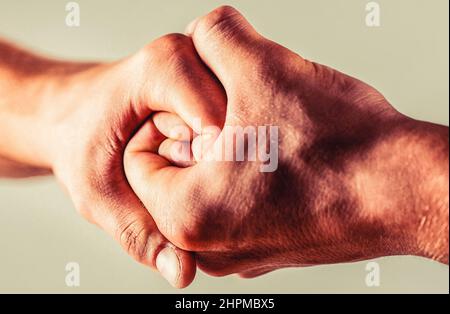 Poignée de main amicale, salutation des amis. Sauvetage, aide main. Main masculine unie dans la poignée de main. L'homme aide les mains, la tutelle, la protection Banque D'Images