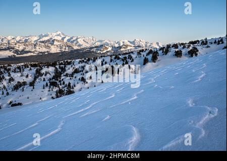 Une belle photo d'une vaste gamme de montagnes prises d'un champ de neige à son aar. Banque D'Images