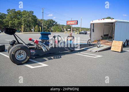 Compétition voiture de dragster éliminateur et sa remorque à vendre dans un parking de centre commercial dans le centre-nord de la Floride. Banque D'Images