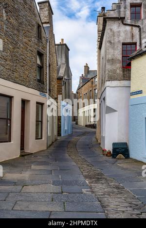 Vue sur les rues étroites et tordues de Stromness dans le continent Orkney, Écosse, Royaume-Uni Banque D'Images