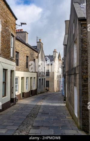 Vue sur les rues étroites et tordues de Stromness dans le continent Orkney, Écosse, Royaume-Uni Banque D'Images