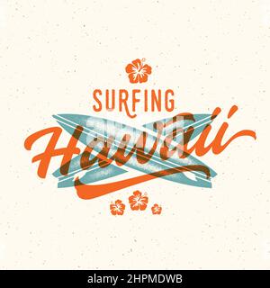 Surfing Hawaii Aloha lettering. Havaiian signe tropical d'été, étiquette, modèle de carte vintage avec texture de merde. Planches de surf croisées et hibiscus Illustration de Vecteur