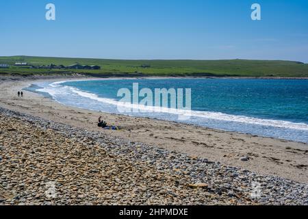 Vue vers le sud, de l'autre côté de la baie de Skaill, près de Sandwick sur Mainland Orkney, en Écosse, au Royaume-Uni Banque D'Images