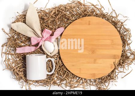 Tasse blanche et panneau rond en bois de la ferme de Pâques Banque D'Images