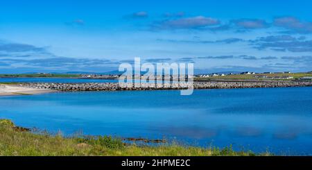 Vue panoramique de la barrière de Churchill depuis Lamb Holm en direction de Mainland Orkney en Écosse, Royaume-Uni Banque D'Images