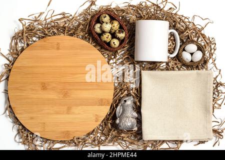 Mug blanc, serviette et panneau rond en bois de la ferme de Pâques Banque D'Images