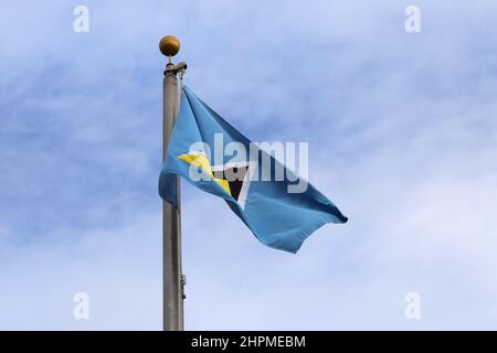 Drapeau national de Saint Lucien, Plage de Reduit, Baie de Rodney, gros Islet, Sainte-Lucie, Îles du vent, Petites Antilles, Antilles occidentales, Mer des Caraïbes Banque D'Images