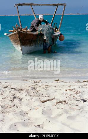 Pêcheur et bateau de pêche Dubai eau Banque D'Images