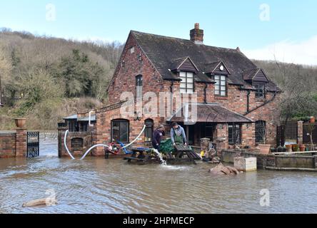 Coalford, Ironbridge, Shropshire, Royaume-Uni février 22nd 2022. Rivière Severn en crue. Les résidents du village de Coalford, près d'Ironbridge, tentent de protéger leurs maisons contre les inondations de la rivière Severn. Certaines parties d'Ironbridge sont protégées par des barrières temporaires contre les inondations, mais les villageois en aval doivent se débrouiller par eux-mêmes. Credit: Dave Bagnall / Alamy Live News Banque D'Images