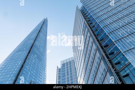 Le quartier Shard, Londres. Une vue basse et large de l'architecture moderne en verre et en acier et des gratte-ciels dans le quartier des affaires en pleine expansion de Londres. Banque D'Images