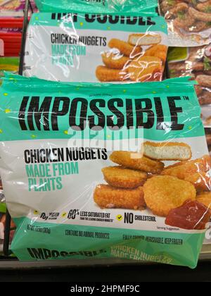 Un paquet de nuggets de poulet impossibles, une alternative à base de viande végétale, dans la section aliments surgelés Banque D'Images