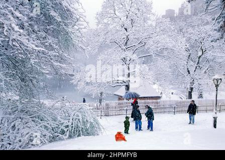 Paysage de scène de neige de Central Park New York. Fortes chutes de neige. Les gens. Bassin de bateau modèle ou bassin de bateau. Météo hivernale. Central Park Conservancy. ÉTATS-UNIS Banque D'Images
