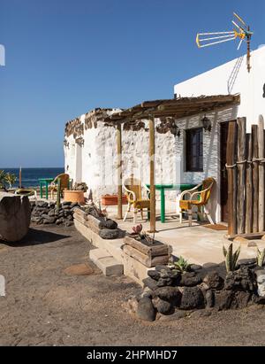 Maison sur la plage à El Golfo, Parc de la nation de Timanfaya, Lanzarote, îles Canaries. Banque D'Images