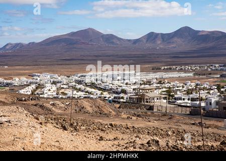 Playa Blanca et collines éloignées du volcan Montana Roja, Lanzarote, îles Canaries. Banque D'Images