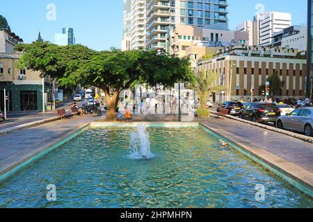 Tel Aviv, Israël - 17 septembre 2017 : Fontaine sur le boulevard Rothschild Banque D'Images