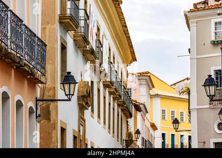 Maisons anciennes avec balcons et lanternes de style colonial dans les rues de Pelourinho dans la ville de Salvador, Bahia Banque D'Images