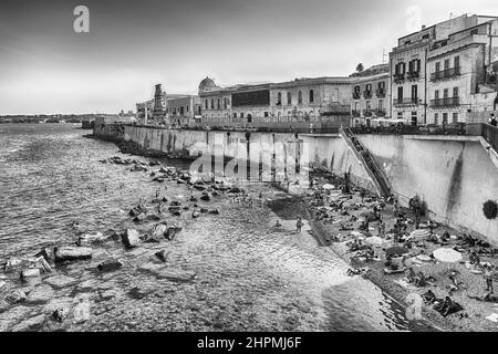 SYRACUSE, ITALIE - 14 AOÛT 2021 : une journée ensoleillée au bord de l'eau d'Ortygia, le quartier historique de Syracuse, Sicile, Italie Banque D'Images