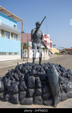 Statue de pêcheur (Pesquer de Ticlau) dans le port, Palmeira, Sal (IIha do Sal), República de Cabo (Cap-Vert) Banque D'Images