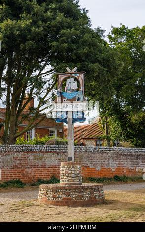 Signe de nom peint traditionnel coloré dans le style local par le sentier côtier à Blakeney, un village côtier de la côte nord de Norfolk, East Anglia, Royaume-Uni Banque D'Images