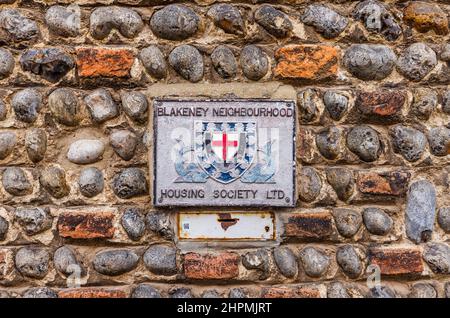 Plaque murale de Blakeney Neighborhood Housing Society Ltd sur une maison à Blakeney, un petit village côtier de la côte nord de Norfolk, en Angleterre Banque D'Images